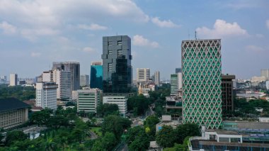 Endonezya 'nın başkenti Jakarta' nın merkez ticaret bölgesindeki ofis binalarının hava manzarası.