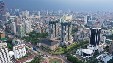 Endonezya 'nın başkenti Jakarta' nın merkez ticaret bölgesindeki ofis binalarının hava manzarası.