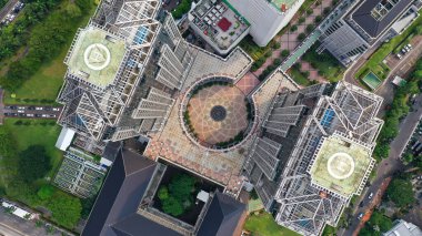 Jakarta şehrinin modern gökdeleninin çatısındaki helikopter iniş pistinin en aşağı manzarası..