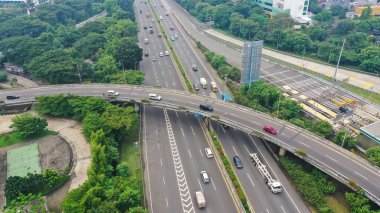 Yol sistemi. Yol kavşakları. Çok katlı otoyollar. Araçların farklı yönlerdeki otoyollardaki hareketleri. Yükseklikten çok katlı yolların görüntüsü.