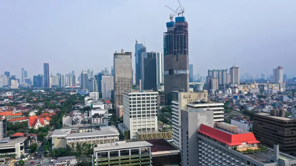 Beyaz Bulutlu ve Mavi Gökyüzü, Endonezya, Asya 'lı Gökdelenli Gökdelenler ile Cakarta şehir merkezinin gökyüzü manzarası.