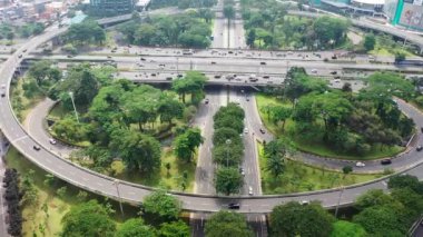 Sudirman otoyolu boyunca trafik sıkışıklığı ile Semanggi kavşağının hava görüntüsü.