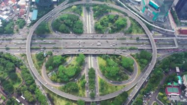 Sudirman otoyolu boyunca trafik sıkışıklığı ile Semanggi kavşağının hava görüntüsü.