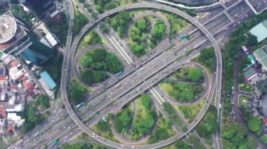 Yeni Semanggi yol kavşağı ile eğri köprü görünümünü sabah Jakarta, Endonezya top. 4 k çözünürlükte vurdu.