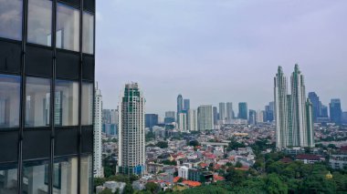 Merkez Jakarta, Endonezya 'daki Gambir bölgesindeki gökdelenlerden ve iş binalarından birinin ön cephesine yakın çekim.