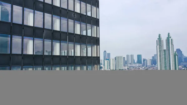 Κοντινό Πλάνο Της Πρόσοψης Ενός Από Τους Ουρανοξύστες Και Κτίρια — Φωτογραφία Αρχείου
