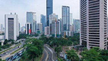 Endonezya 'nın başkenti Jakarta' nın Güney Merkez İş Bölgesi 'ndeki ofis binalarının hava görüntüsü.
