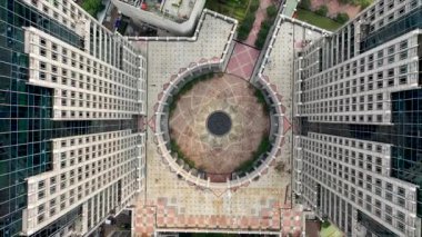 Jakarta City 'deki iki gökdelen binası arasında kalkış sahnesi.