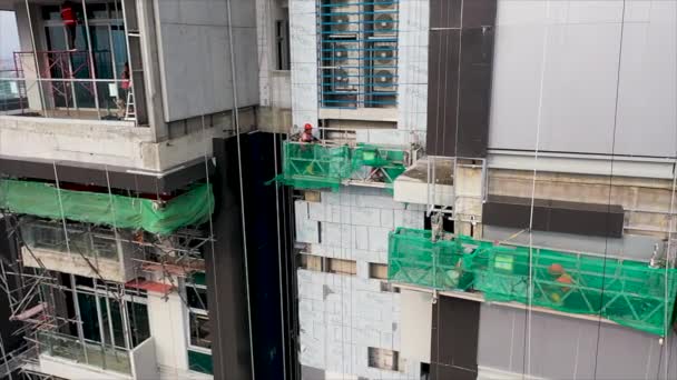 Μόνωση Πρόσοψης Κατασκευαστές Μονώνουν Σπίτι Εργάτες Αναρτημένη Πλατφόρμα Στον Ουρανοξύστη — Αρχείο Βίντεο