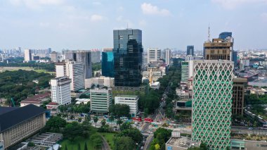 İşyeri binalarının Jakarta merkezi iş bölgesinde, modern ofis binaları, Jakarta merkezi iş bölgesinde, Endonezya mavi gökyüzü altında görünümünü Indonesiaaerial havadan görünümü.