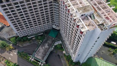 Farklı katlardan çok katlı çok katlı binalar. Şehirdeki çok katlı bir binaya yükseklikten bak.