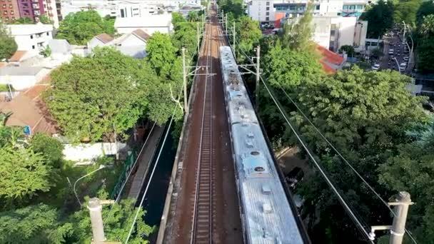 Los Trenes Transporte Pasajeros Avanzan Los Ferrocarriles Ciudad Cámara Del — Vídeos de Stock