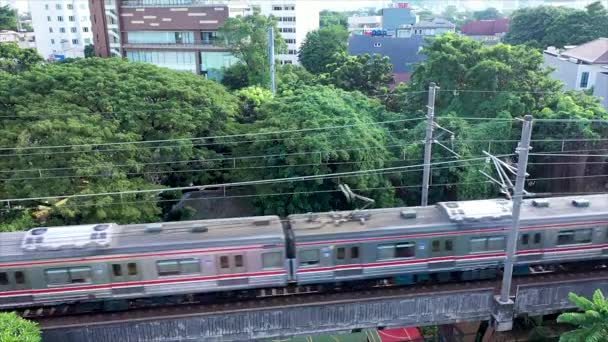 Пасажир Тренує Електричний Потяг Двосторонньою Звивистою Залізницею Місті Джакарта Aerial — стокове відео