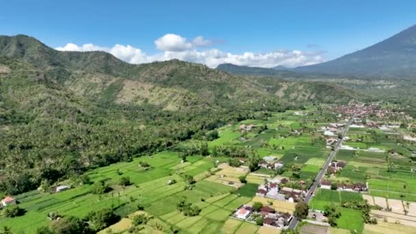 Sabah Vakti Bir Dağ Köyünün Güzel Hava Manzarası Tepelerdeki Yeşil — Stok video