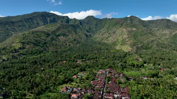 Uma Bela Vista Aérea Uma Aldeia Montanha Luz Manhã Villas — Vídeo de Stock