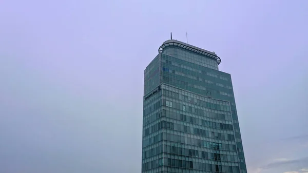 Reflexão Céu Nublado Verão Fachada Vidro Moderno Edifício Escritórios Cidade — Fotografia de Stock