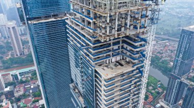 Gökdelen yapım aşamasında, üzerinde vinç var, kentsel ve endüstriyel temalar için..