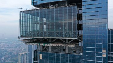 Yüksek bir bina inşa etmek, inşaat halindeki bir gökdelenin manzarası. Emlak inşaatı kavramı..