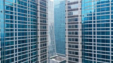 Gökdelenler diğer gökdelenlere cam faşizmle yansıyor.