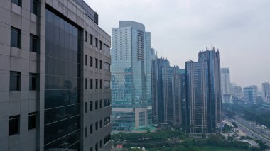 Cakarta şehrinde sisli sabahların, gökdelenlerin ve evlerin güzel hava manzarası..