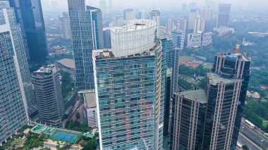 Jakarta merkez iş bölgesindeki ofis binalarının hava manzarası ve gürültü bulutu.