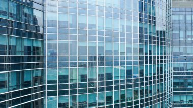 Gökdelenin cam cephesi Gökyüzü pencerelerinin ayna yansıması.