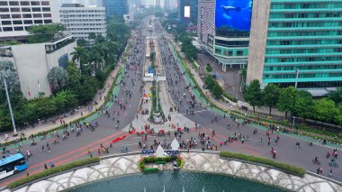 Pazar sabahı Indonesia Roundabout Bundaran HI Oteli 'nde etkinlik düzenleyen kuşbakışı kalabalık. Arabasız gün.