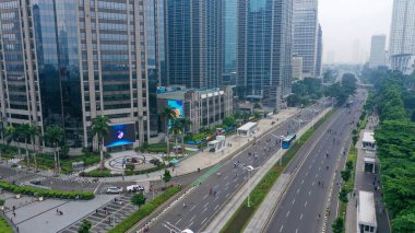 Her pazar sabahı Endonezya 'nın Jakarta şehrinde arabasız gün etkinliği sırasında Sudirman yolunda egzersiz yapan kalabalığın insansız hava aracı görüntüsü.