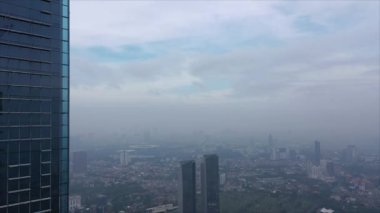 Jakarta merkez iş bölgesindeki ofis binalarının hava manzarası ve gürültü bulutu.