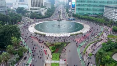 Bundaran HI 'da insanlar ücretsiz araba etkinliklerine katılıyor. Her pazar sabahı MH Thamrin 'den Jendral Sudirman' a kadar olan ana yolda arabasız bir gün düzenlenirdi..