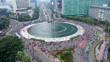 Bundaran HI 'da insanlar ücretsiz araba etkinliklerine katılıyor. Her pazar sabahı MH Thamrin 'den Jendral Sudirman' a kadar olan ana yolda arabasız bir gün düzenlenirdi..