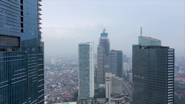 現代都市の中心街のガラス高層ビルの間を飛ぶ — ストック動画