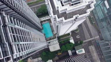 Şehir merkezindeki yüksek binalar arasında yüksek açılı yükselen sokaklar.