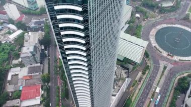 JAKARTA, INDONESIA - 16 Nisan 2022: Selamat Datang anıtının sinematik hava manzarası veya Bundaran Hotel Endonezya 'daki Cakarta Anıtı.