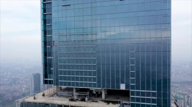 Gökdelen yapım aşamasında, üzerinde vinç var, kentsel ve endüstriyel temalar için..