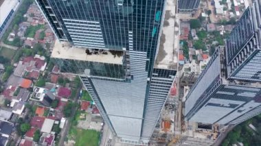 Yüksek binaların tepesinden aşağı bakarken.