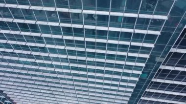 Mavi cam modern gökdelen ve Jakarta 'daki ofis binası. Camdan modern faşite, yansıma - Şehir merkezinde mimari.