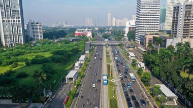 Sudirman caddesindeki hava trafiği sağ tarafta da bilge telkin binası var. Jakarta, Güneydoğu Asya 'nın en büyük şehridir..