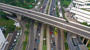 Otoyol, hareket halindeki arabalarla çok katlı kavşak yolu. Arabalar bir yol kavşağında hareket ediyor..