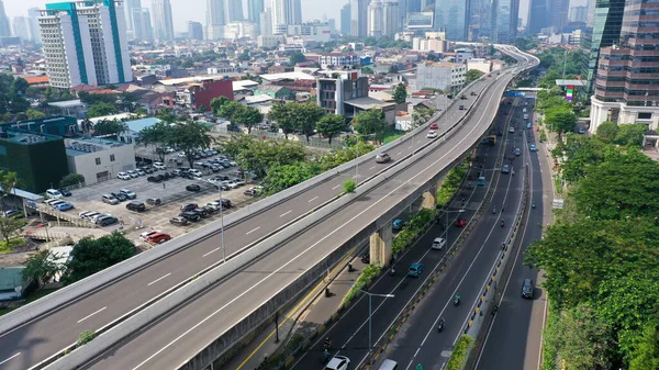 Otoyol Hareket Halindeki Arabalarla Çok Katlı Kavşak Yolu Arabalar Bir — Stok fotoğraf