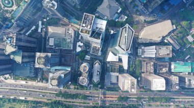 Jakarta şehrinde yol trafiği durgun olan yüksek binaların aşağı manzarası.