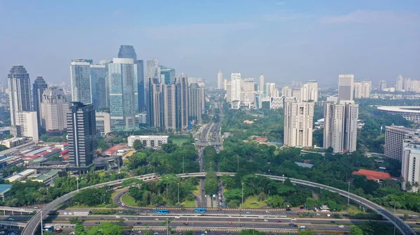 Şafak vakti Semanggi kavşağının yakınındaki Sudirman otoyolunun hava manzarası..