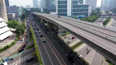 Cakarta şehrindeki çok katlı yol kavşağının güneşli yaz gününde hafif trafik manzarası.