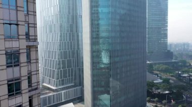 İki modern gökdelen arasında geriye doğru uçuyor..