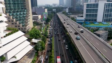 Otoyol, hareket halindeki arabalarla çok katlı kavşak yolu. Arabalar bir yol kavşağında hareket ediyor..