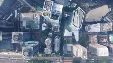 Jakarta şehrinde yol trafiği durgun olan yüksek binaların aşağı manzarası.