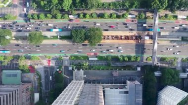 Jakarta şehrinde yol trafiği durgun olan yüksek binaların aşağı manzarası.