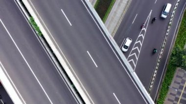 Jakarta şehrindeki devasa çok katlı kavşağın ürkütücü yukarıdan aşağı görüntüsünü kapat.