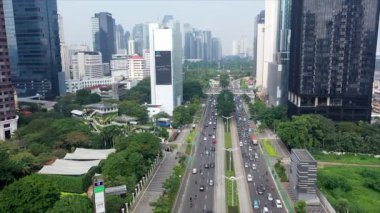 JAKARTA, Endonezya, 23 Mayıs 2022. Jakarta 'da gündüz vakti gökdelenlerle Sudirman caddesindeki yoğun trafiğin hava görüntüsü.