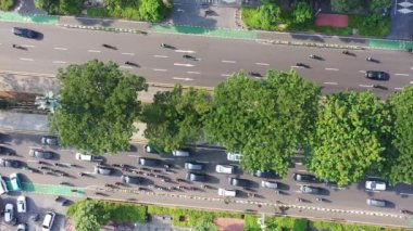 Jakarta 'nın tepeden aşağı trafiği yoğun, en yoğun saatte motosikletler ve araçlar yolda..